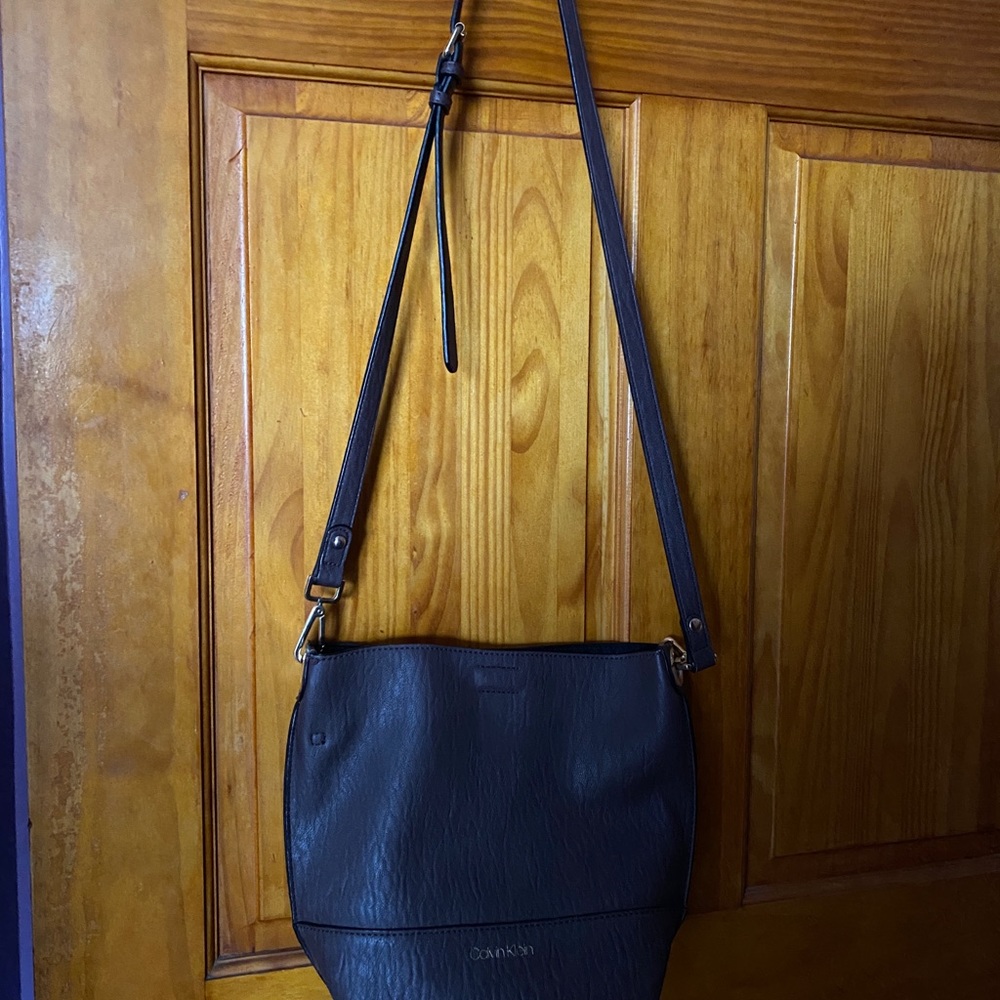 crossbody bag calvin klein ,color brown in good condition 👍